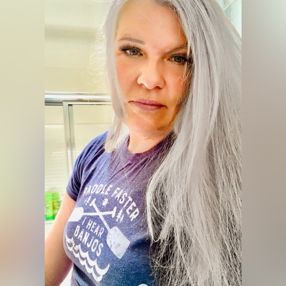 Meet your Posher, Marybeth❤️❤️❤️❤️❤️❤️to be notified of our LIVE SHOWS!!